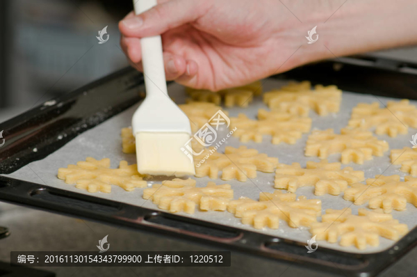 在托盤上的墊板背面涂上餅干
