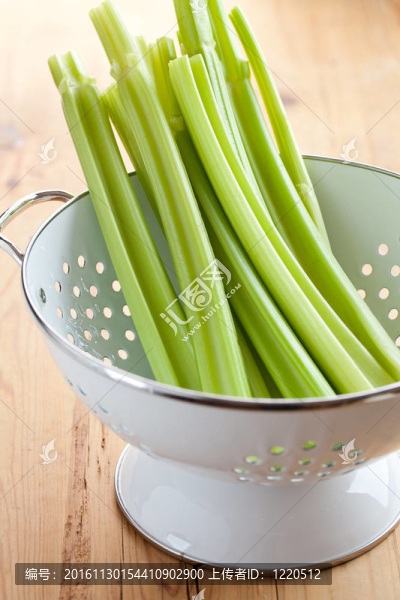 綠色芹菜漏勺