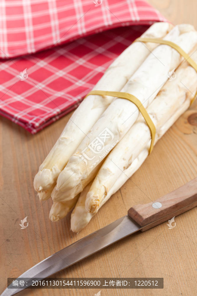 廚房餐桌上的白蘆筍