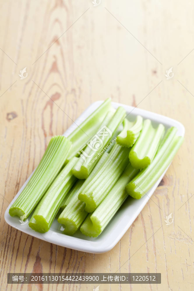 綠色芹菜條放在廚房桌上