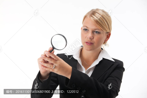 帶放大鏡的女商人