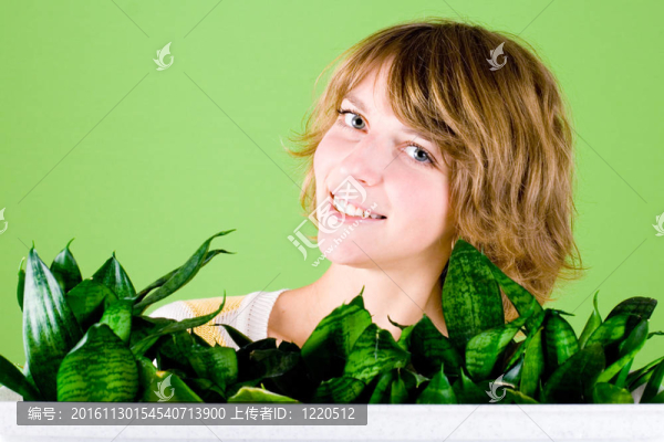 帶植物的快樂(lè)女孩