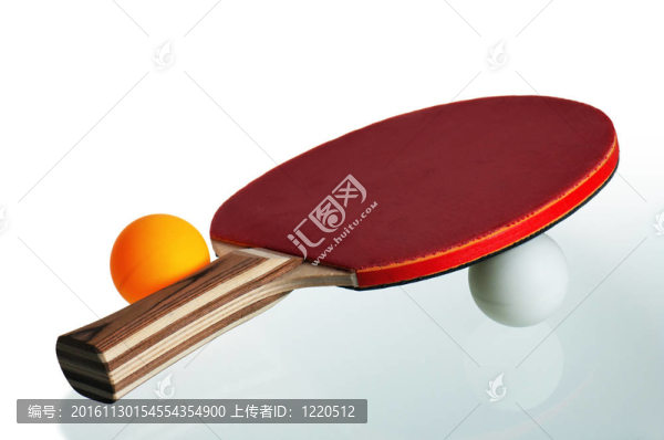 白色背景下的乒乓球拍和球