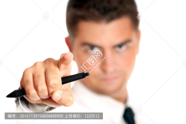 年輕的商人指著某人