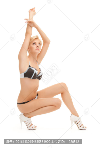 黑白內(nèi)衣的女人