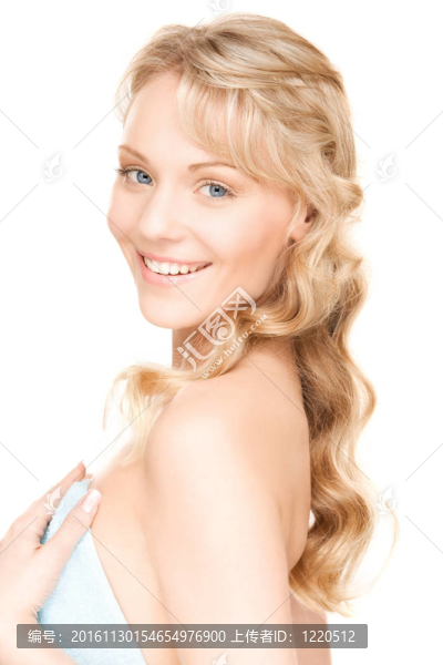 可愛的女人在毛巾