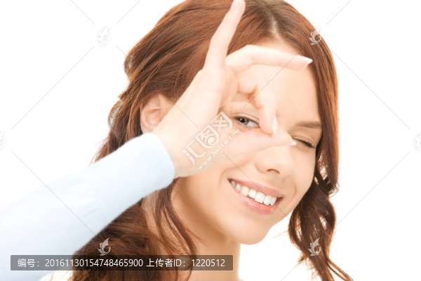 可愛(ài)的女人透過(guò)手指看洞