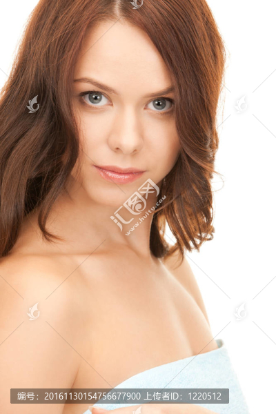 可愛的女人在毛巾