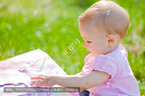 女嬰戶外