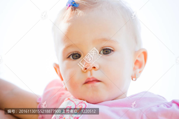 女嬰戶外