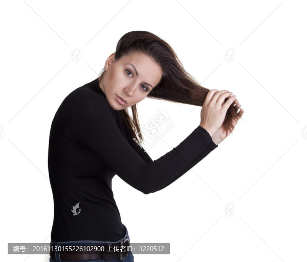 美麗的年輕女子撫摸著她的海