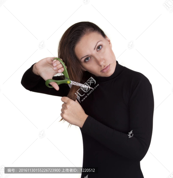 美麗的女人剪她的頭發(fā)