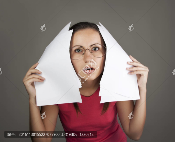 戴眼鏡的年輕女人