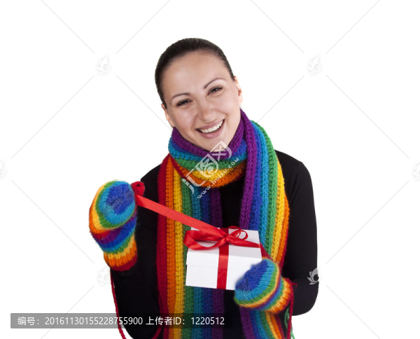 微笑的冬天的女人帶禮物