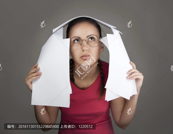 戴眼鏡的年輕女人