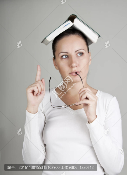 帶眼鏡和書的年輕女人