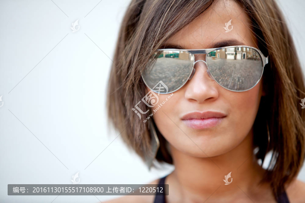 女人帶著墨鏡
