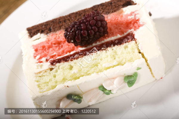 多色冰淇淋蛋糕和黑莓