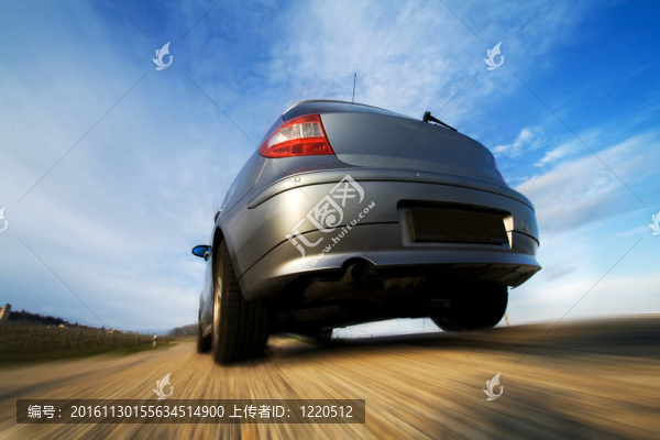 具有運(yùn)動(dòng)模糊的快速車