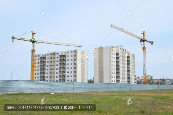 在未完工的公寓樓上方建造起重機(jī)。