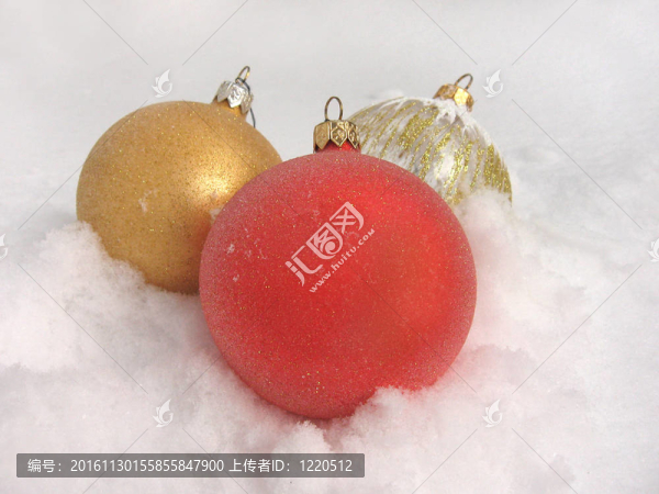 雪中的圣誕玩具