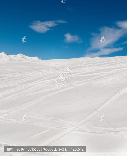 在冬天的雪下的高山