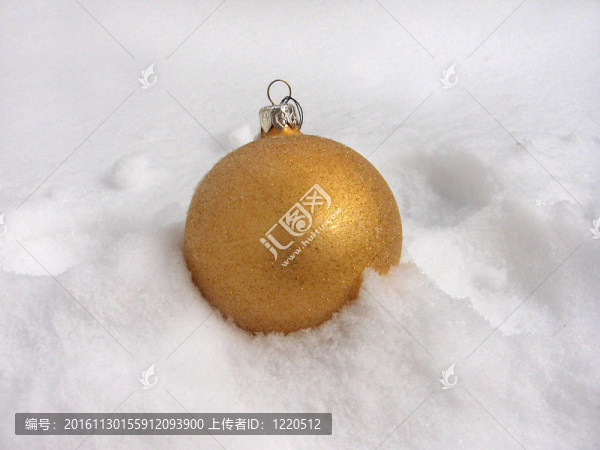 雪中的圣誕玩具