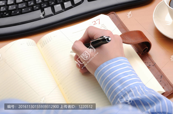 年輕的商人在一間辦公室工作
