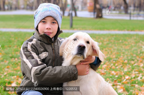 在秋天公園玩的男孩