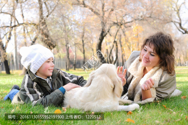 媽媽和兒子一起玩的開心