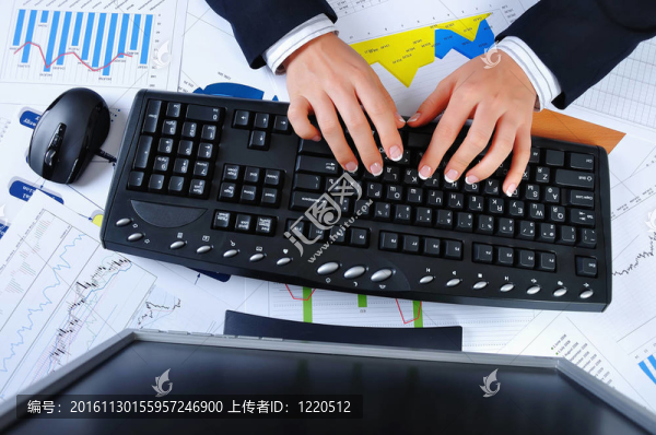 一個年輕女人的手
