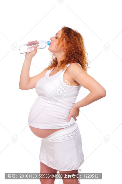年輕的紅頭發(fā)孕婦