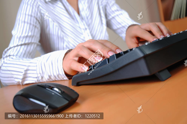 一個(gè)年輕女人的手