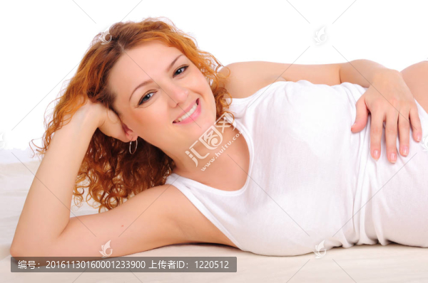 迷人的紅頭發(fā)的年輕女人