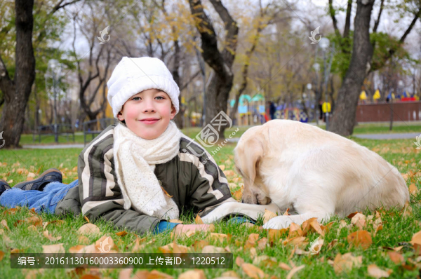 在秋天公園玩的男孩
