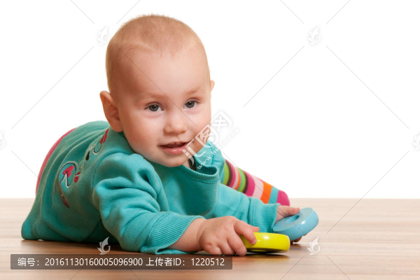 一個藍色的小女孩抱著玩具金字塔界特寫肖像；孤立在白色背景