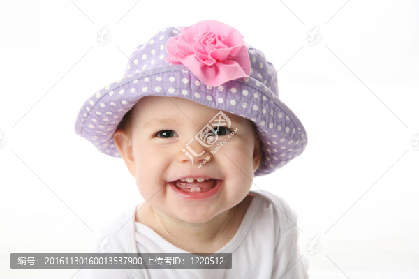 帶帽子的嬰兒微笑