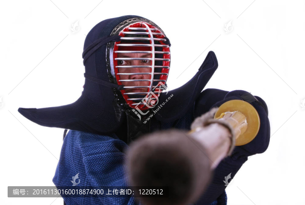 在劍道頭盔準(zhǔn)備戰(zhàn)斗的女人