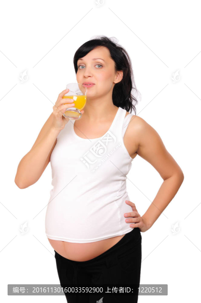 年輕孕婦飲用橙