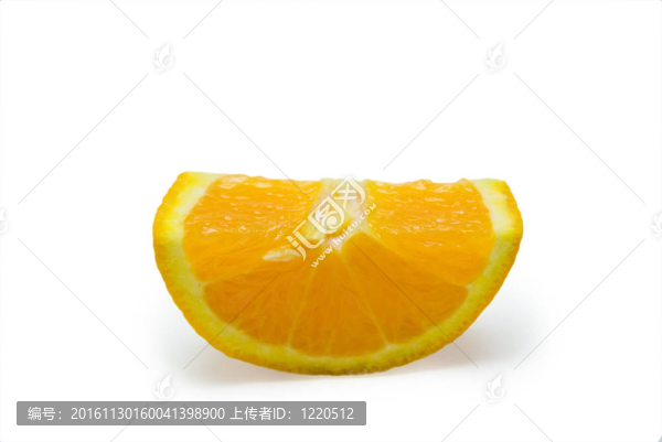 白色背景的去皮桔子片