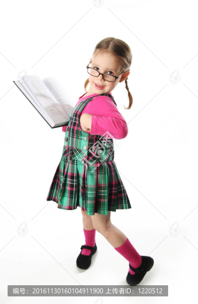 帶書的學(xué)齡前女孩
