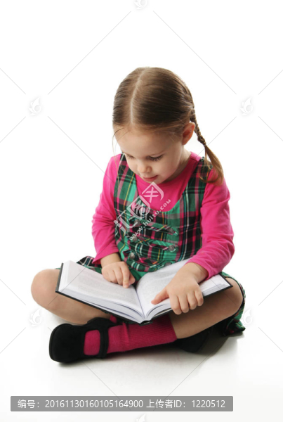 幼兒讀書的女孩
