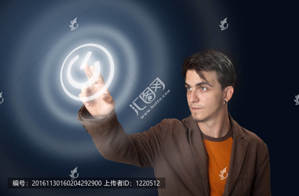 男子按下一個觸摸屏按鈕