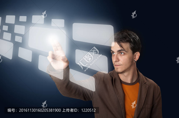 男子按下一個(gè)觸摸屏按鈕