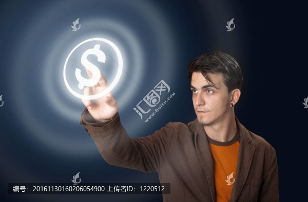 男子按下一個觸摸屏按鈕