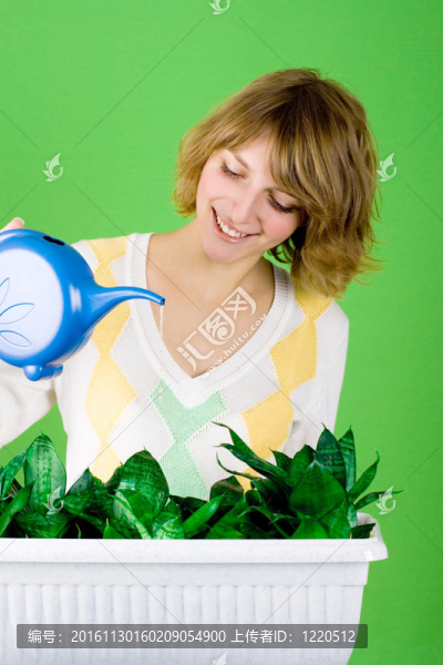 女孩給花澆水
