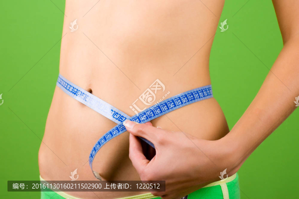 測量她苗條身材的年輕女人