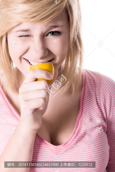 年輕女孩吃檸檬