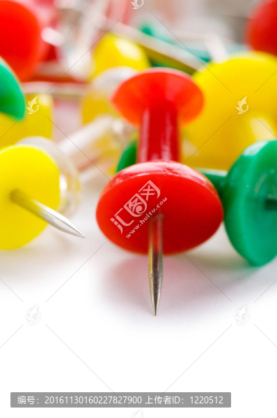 許多彩色辦公室引腳的背景