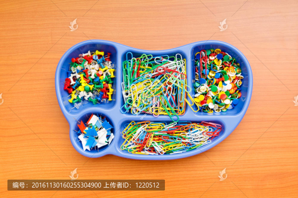 各種彩色辦公用品的持有人